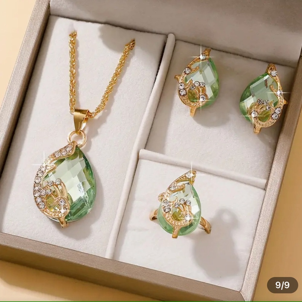 *NEW- Elegant Luxurious Teardrop Glass Rhinestone Pendant Necklace And E…